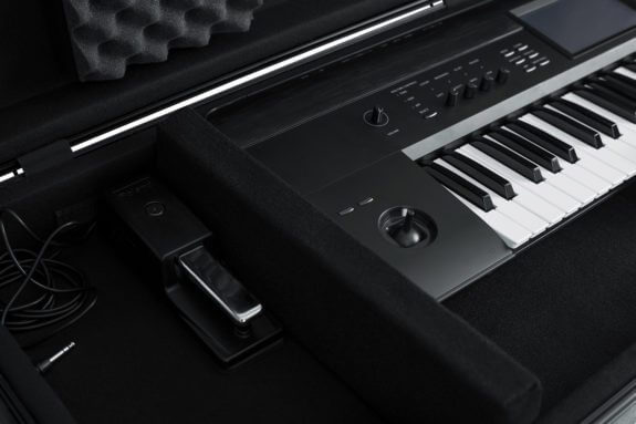 Gator - Molded 76-Note Keyboard Case with Wheels